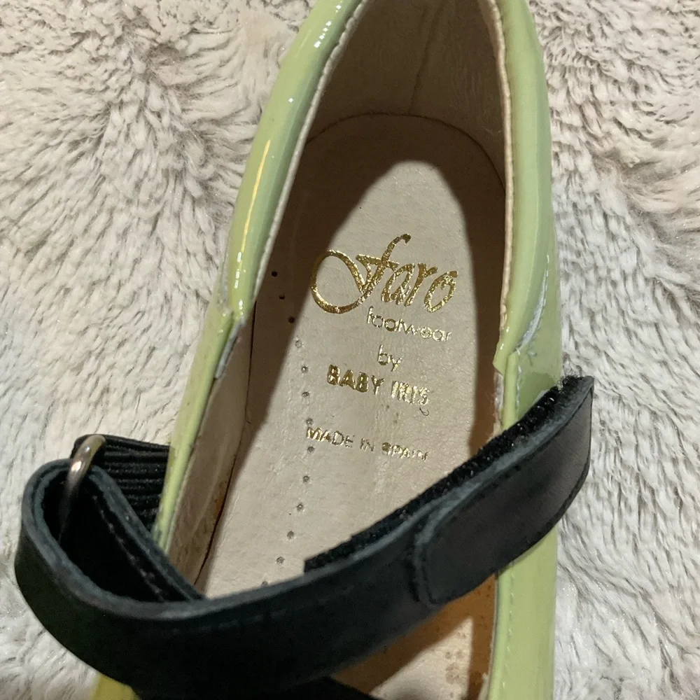 Faro Little Girls Green Mary Jane Shoes with Black Crisscross Straps